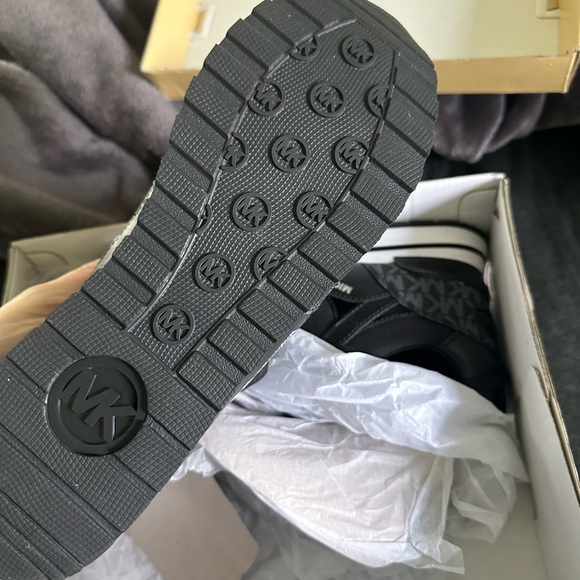 Michael Kors sneakers - Picture 2 of 4